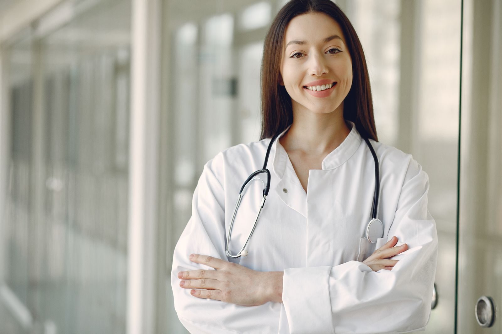 Doctora sonriente con bata blanca