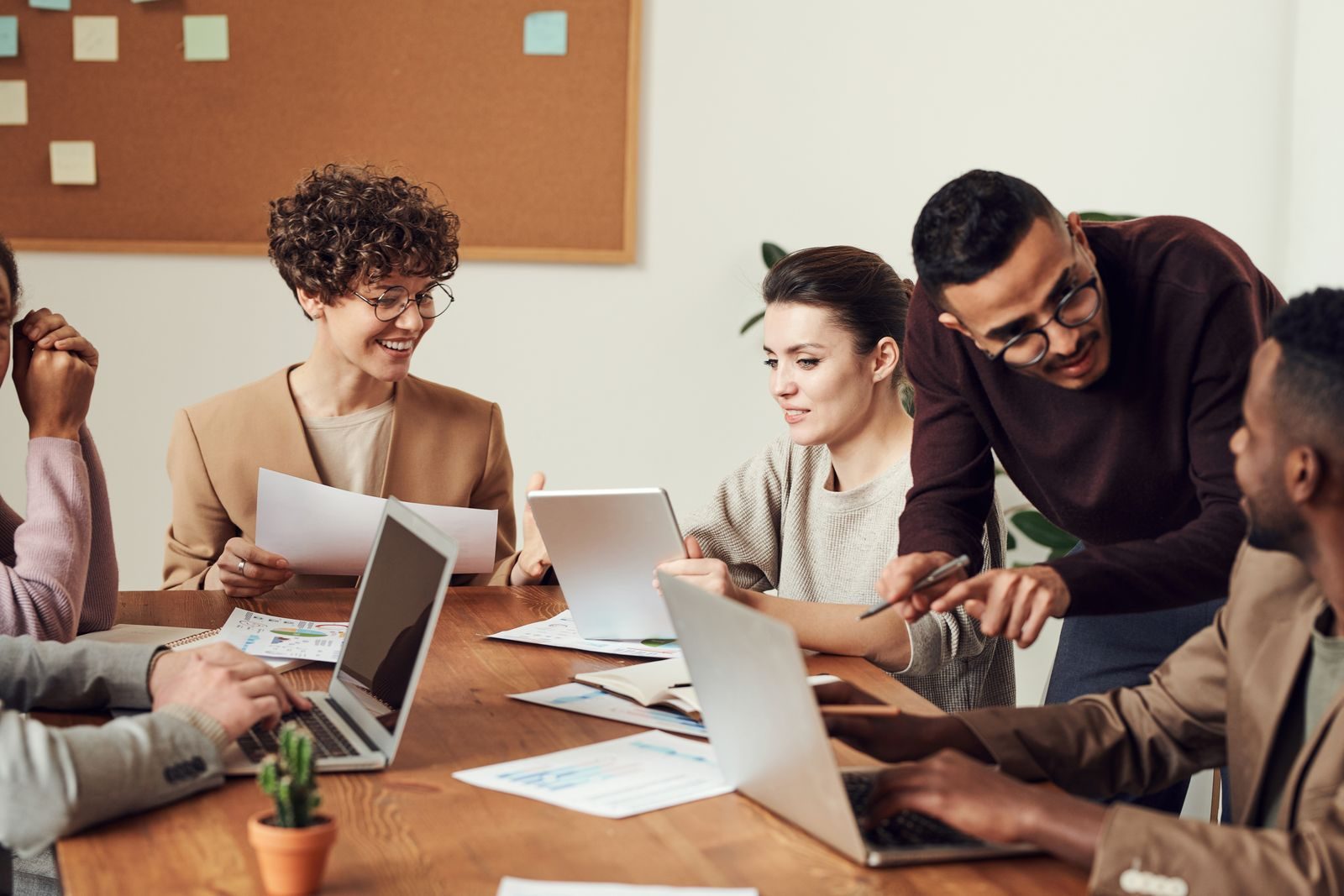 Equipo de trabajo colaborando